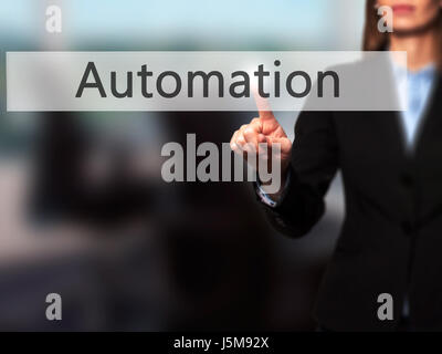Automatisierung - Geschäftsfrau moderne Tasten auf einer virtuellen Leinwand. Konzept der Technologie und Internet. Stock Foto Stockfoto