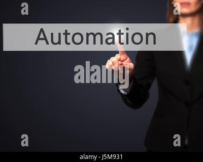 Automatisierung - Geschäftsfrau moderne Tasten auf einer virtuellen Leinwand. Konzept der Technologie und Internet. Stock Foto Stockfoto