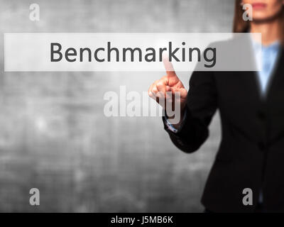 Benchmarking - erfolgreiche Geschäftsfrau, die die Nutzung innovativer Technologien und finger drücken. Geschäft, Zukunft und Technologie-Konzept. St. Stockfoto