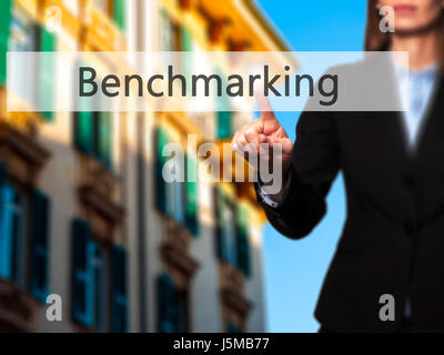 Benchmarking - erfolgreiche Geschäftsfrau, die die Nutzung innovativer Technologien und finger drücken. Geschäft, Zukunft und Technologie-Konzept. St. Stockfoto