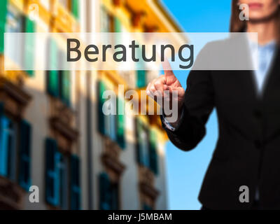Beratung (Beratung in deutscher Sprache) - erfolgreiche Geschäftsfrau, die die Nutzung innovativer Technologien und finger drücken. Geschäft, Zukunft und technol Stockfoto