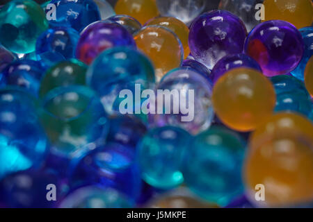 Hintergrundbild mit einer geringen Tiefe von Feld zeigt bunt, transluzent, saugfähigen Polymer Kugeln. Stockfoto