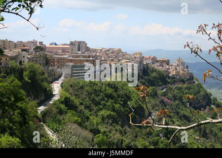 Enna ist eine Stadt und Gemeinde ungefähr in der Mitte von Sizilien entfernt, im südlichen Italien, in der Provinz Enna, überragt das umliegende Landschaft Stockfoto