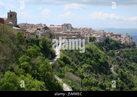 Enna ist eine Stadt und Gemeinde ungefähr in der Mitte von Sizilien entfernt, im südlichen Italien, in der Provinz Enna, überragt das umliegende Landschaft Stockfoto
