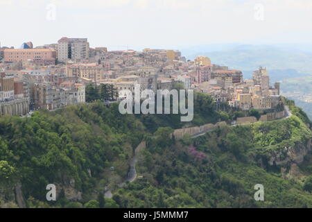 Enna ist eine Stadt und Gemeinde ungefähr in der Mitte von Sizilien entfernt, im südlichen Italien, in der Provinz Enna, überragt das umliegende Landschaft Stockfoto