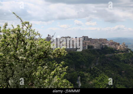 Enna ist eine Stadt und Gemeinde ungefähr in der Mitte von Sizilien entfernt, im südlichen Italien, in der Provinz Enna, überragt das umliegende Landschaft Stockfoto