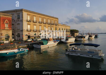 Ortigia ist eine kleine Insel, die das historische Zentrum der Stadt Syrakus, Sizilien. Viele alte, gepflegte Häuser, viele historische Sehenswürdigkeiten. Stockfoto