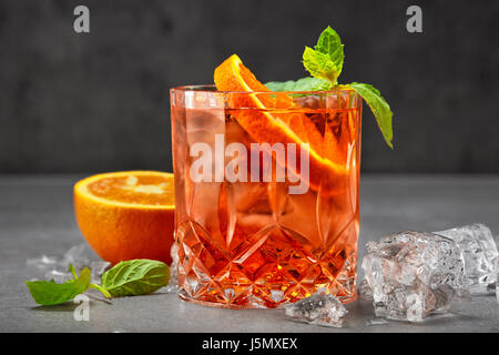 Klassische italienische Aperol Spritz cocktail Stockfoto