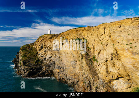 Die Klippen und Blick auf die Hafeneinfahrt bei Portreath Cornwall England UK Europe Stockfoto