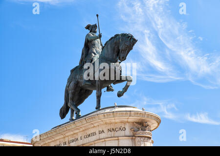 Das bronzene Reiterstandbild von König Joao i., des Bildhauers Leopoldo de Almeida, auf dem Platz des Feigenbaumes (Praca da Figueira) im zentralen Teil Lis Stockfoto