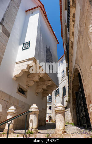 Gestuft und schmale Straße zwischen alten Häusern in der Alfama, der älteste Stadtteil von Lissabon. Portugal Stockfoto