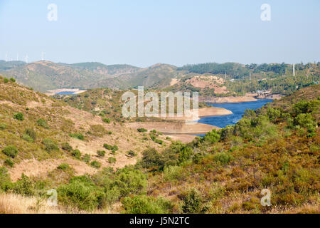 Sehen Sie sich auf Portugal - spanische Kulturlandschaft mit Chanza Reservoir zwischen Hügeln von natürlicher Vegetation bedeckt Stockfoto