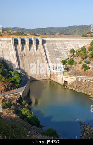 Pomarao Damm und Wasserkraftwerk am Chanza Stausee in der Nähe von Río Guadiana an der Grenze zwischen Portugal und Spanien Stockfoto