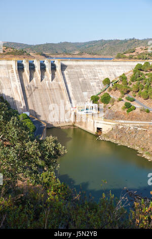 Pomarao Damm und Wasserkraftwerk am Chanza Stausee in der Nähe von Río Guadiana an der Grenze zwischen Portugal und Spanien Stockfoto