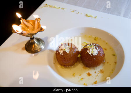 Gulab Jamun, ein traditionelles indisches Dessert, Bangalore, Indien Stockfoto