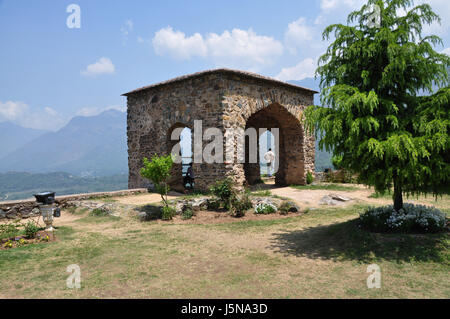 Pari Mahal Moghal Garten mit Dal See, der Aufenthaltsort der Feen, Spaziergang durch Pari Mahal in Srinagar, Chashme Shahi und Pari Mahal (© Saji Maramon) Stockfoto