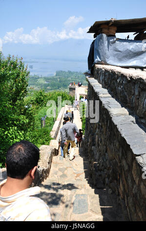 Pari Mahal Moghal Garten mit Dal See, der Aufenthaltsort der Feen, Spaziergang durch Pari Mahal in Srinagar, Chashme Shahi und Pari Mahal (© Saji Maramon) Stockfoto