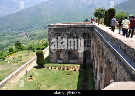 Pari Mahal Moghal Garten mit Dal See, der Aufenthaltsort der Feen, Spaziergang durch Pari Mahal in Srinagar, Chashme Shahi und Pari Mahal (© Saji Maramon) Stockfoto