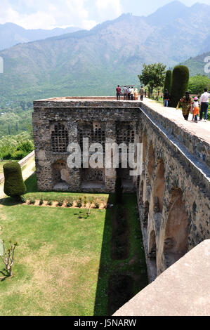 Pari Mahal Moghal Garten mit Dal See, der Aufenthaltsort der Feen, Spaziergang durch Pari Mahal in Srinagar, Chashme Shahi und Pari Mahal (© Saji Maramon) Stockfoto