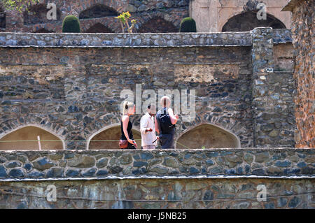 Pari Mahal Moghul Garten, Foreign Trourist mit Guide, der Aufenthaltsort der Feen, in Srinagar, Chashme Shahi und Pari Mahal (© Saji Maramon) Stockfoto