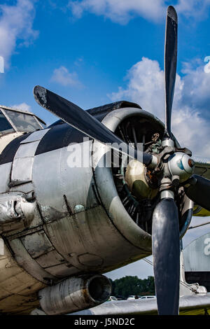 Alten Propeller-Flugzeug auf dem Flugplatz im Sommer Stockfoto