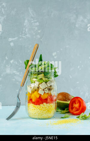 Vegane Salat mit Couscous, Tofu und Gemüse im Glas. Liebe für eine gesunde vegane Ernährung Konzept Stockfoto