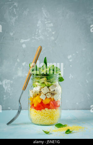 Vegane Salat mit Couscous, Tofu und Gemüse im Glas. Liebe für eine gesunde vegane Ernährung Konzept Stockfoto