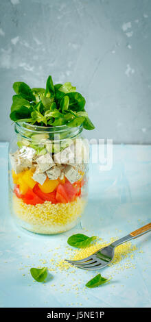 Vegane Salat mit Couscous, Tofu und Gemüse im Glas. Liebe für eine gesunde vegane Ernährung Konzept Stockfoto