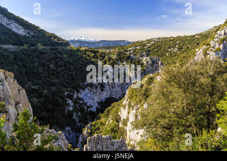 Frankreich, Pyrénées-Orientales (66), Saint-Paul-de-Fenouillet, Gorges de Galamus et le Pic du Canigou au Loin / / Frankreich, Pyrenäen Orientales, Saint Paul Stockfoto