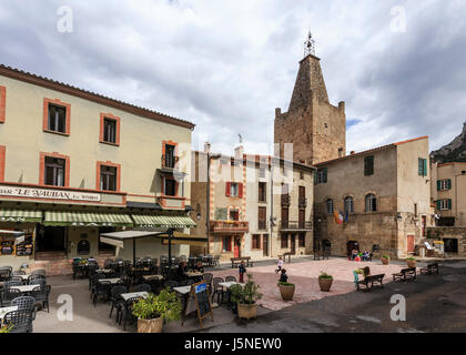 Frankreich, Pyrenäen Orientales, Villefranche de Conflent, gekennzeichnet mit Les Plus Beaux Villages de France, Kirche und Rathausplatz Stockfoto