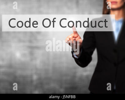 Code Of Conduct - Geschäftsfrau moderne Tasten auf einer virtuellen Leinwand. Konzept der Technologie und Internet. Stock Foto Stockfoto