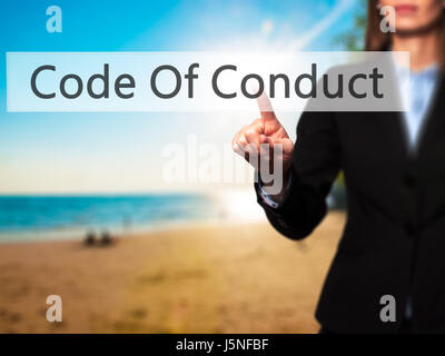 Code Of Conduct - Geschäftsfrau moderne Tasten auf einer virtuellen Leinwand. Konzept der Technologie und Internet. Stock Foto Stockfoto