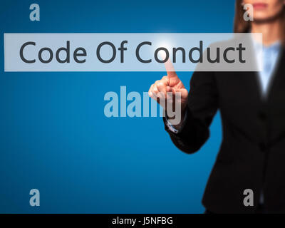 Code Of Conduct - Geschäftsfrau moderne Tasten auf einer virtuellen Leinwand. Konzept der Technologie und Internet. Stock Foto Stockfoto