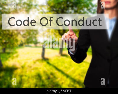 Code Of Conduct - Geschäftsfrau moderne Tasten auf einer virtuellen Leinwand. Konzept der Technologie und Internet. Stock Foto Stockfoto