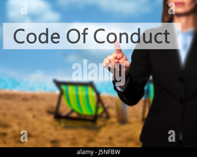 Code Of Conduct - Geschäftsfrau moderne Tasten auf einer virtuellen Leinwand. Konzept der Technologie und Internet. Stock Foto Stockfoto