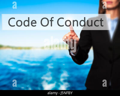 Code Of Conduct - Geschäftsfrau moderne Tasten auf einer virtuellen Leinwand. Konzept der Technologie und Internet. Stock Foto Stockfoto