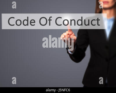 Code Of Conduct - Geschäftsfrau moderne Tasten auf einer virtuellen Leinwand. Konzept der Technologie und Internet. Stock Foto Stockfoto