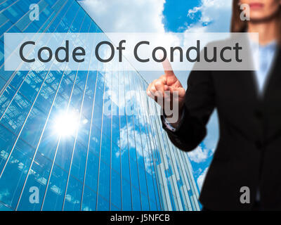 Code Of Conduct - Geschäftsfrau moderne Tasten auf einer virtuellen Leinwand. Konzept der Technologie und Internet. Stock Foto Stockfoto