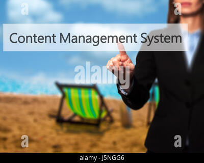 Content Managementsystem - erfolgreiche Geschäftsfrau, die die Nutzung innovativer Technologien und finger drücken. Geschäft, Zukunft und technolog Stockfoto