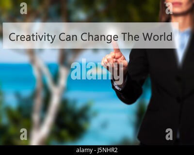Kreativität Can Change The World - Geschäftsfrau moderne Tasten auf einer virtuellen Leinwand. Konzept der Technologie und Internet. Stock Foto Stockfoto