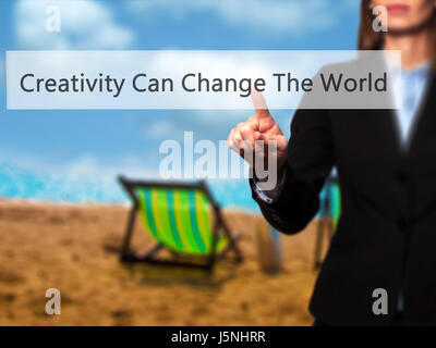 Kreativität Can Change The World - Geschäftsfrau moderne Tasten auf einer virtuellen Leinwand. Konzept der Technologie und Internet. Stock Foto Stockfoto