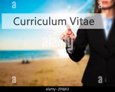 Curriculum Vitae - weibliche berührende virtuelle Taste. Geschäft, Internet-Konzept. Stock Foto Stockfoto