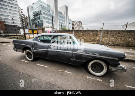 Älter als 1950 (1956 ?) Buick Super Riviera in einer Londoner Seitenstraße. Mit Weißwandreifen/Reifen. Zerfall Stockfoto