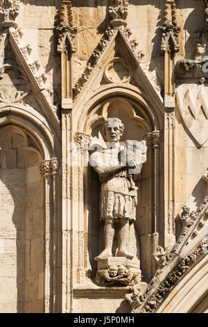 Stein geschnitzte Statue von Robert de Vavasour auf Westfassade des York MInster, York, North Yorkshire, England, UK Stockfoto