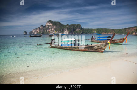 KO PHI PHI, THAILAND, 1. Februar 2014: Tropischen Strand mit traditionellen Longtailboote am Strand von Ko Phi Phi, Andamanensee, berühmten touristischen destin Stockfoto
