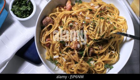 Top-down-Sicht auf einen leckeren Teller Spaghetti carbonara Stockfoto