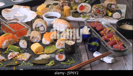 Blick auf eine Auswahl an japanischem Essen: Sushi, Nigiri, Sashimi, Rollen Stockfoto