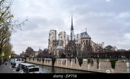 Blick auf Notre Dame de Paris, France am Ufer der Seine Stockfoto