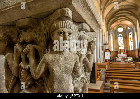 Mozac. Die Atlanten. Skulpturen der Stiftskirche Saint-Pierre. Puy de Dome. Auvergne-Rhone-Alpes. Frankreich Stockfoto