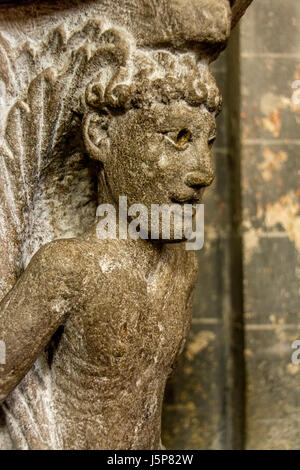 Mozac. Die Atlanten. Skulpturen der Stiftskirche Saint-Pierre. Puy de Dome. Auvergne-Rhone-Alpes. Frankreich Stockfoto